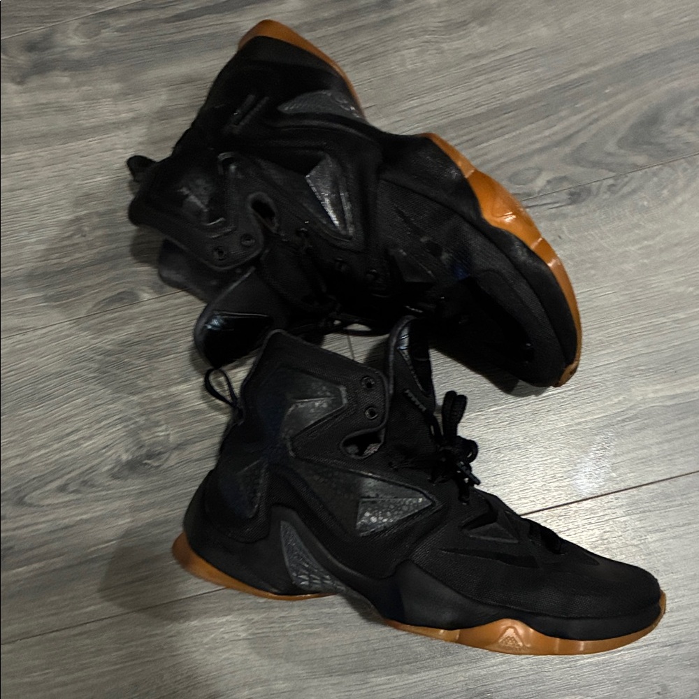 Nike Men's Black and Tan Athletic Shoes